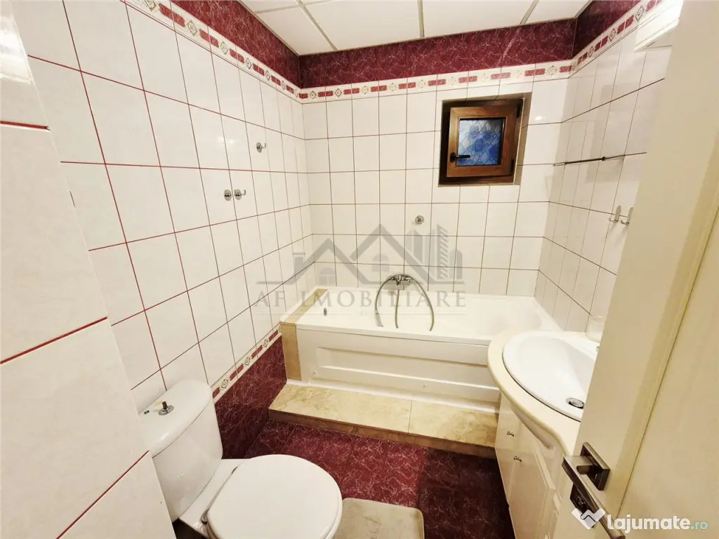 Apartament cu 4 camere decomandat cu parcare 