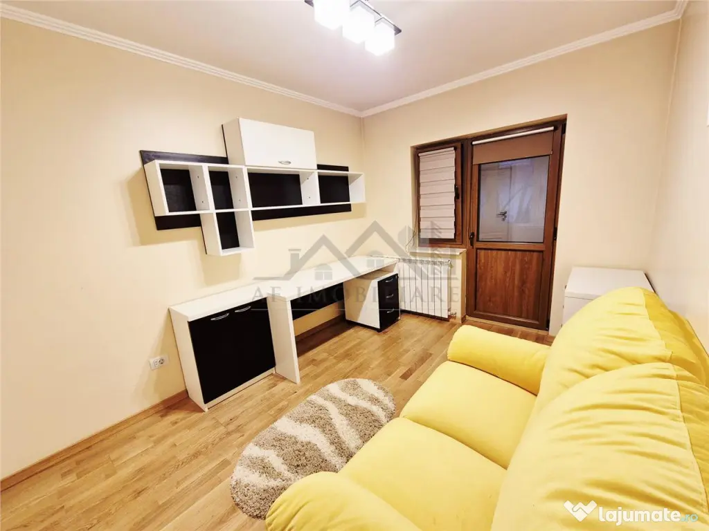 Apartament cu 4 camere decomandat cu parcare 