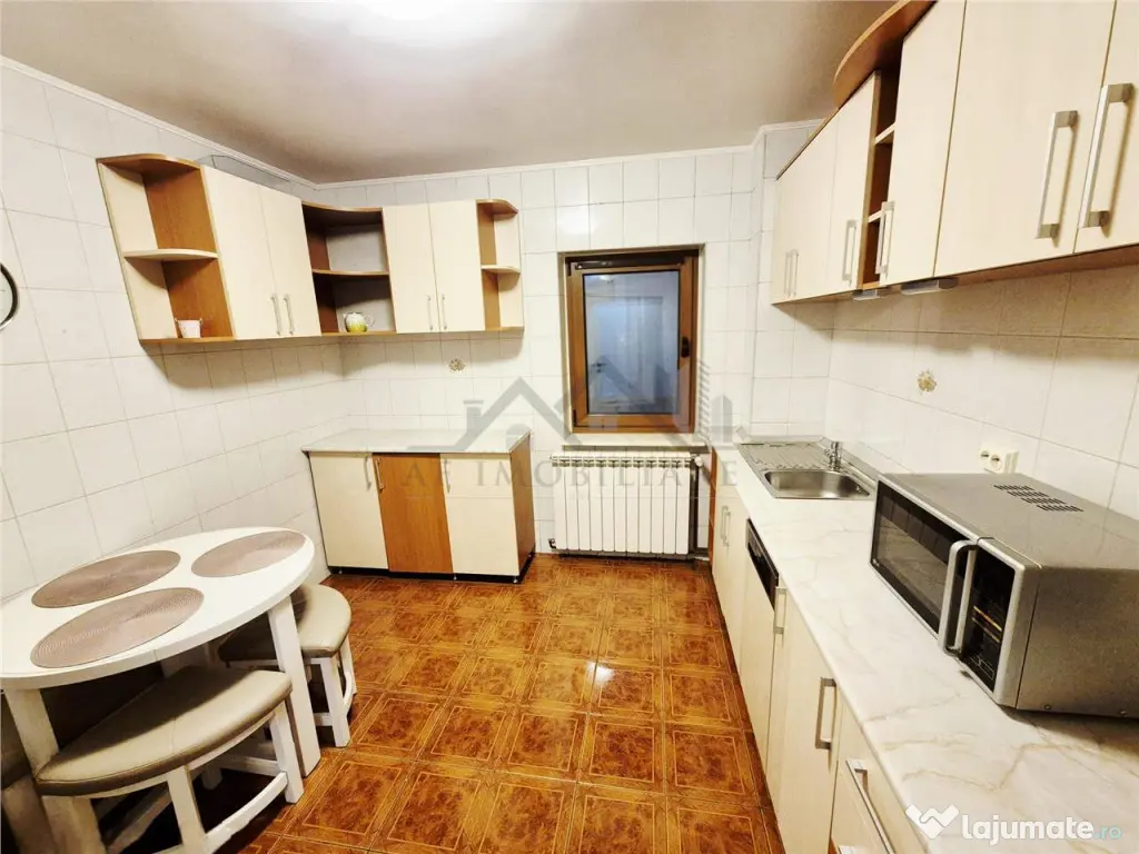Apartament cu 4 camere decomandat cu parcare 