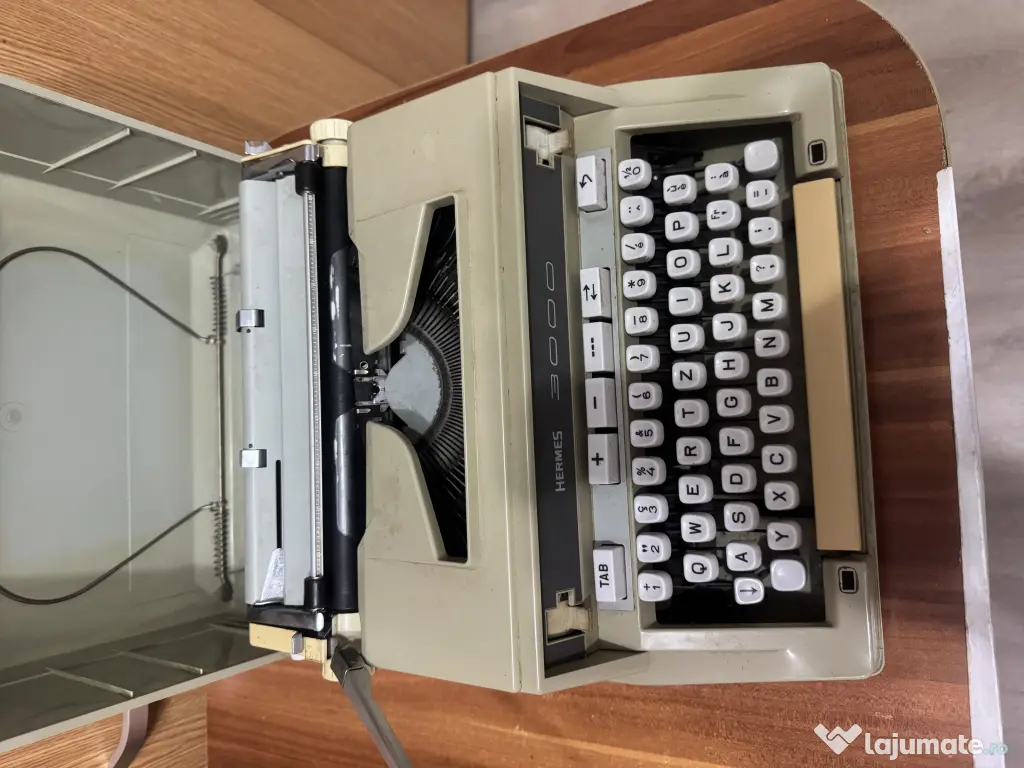 Masina de scris hermess 3000 