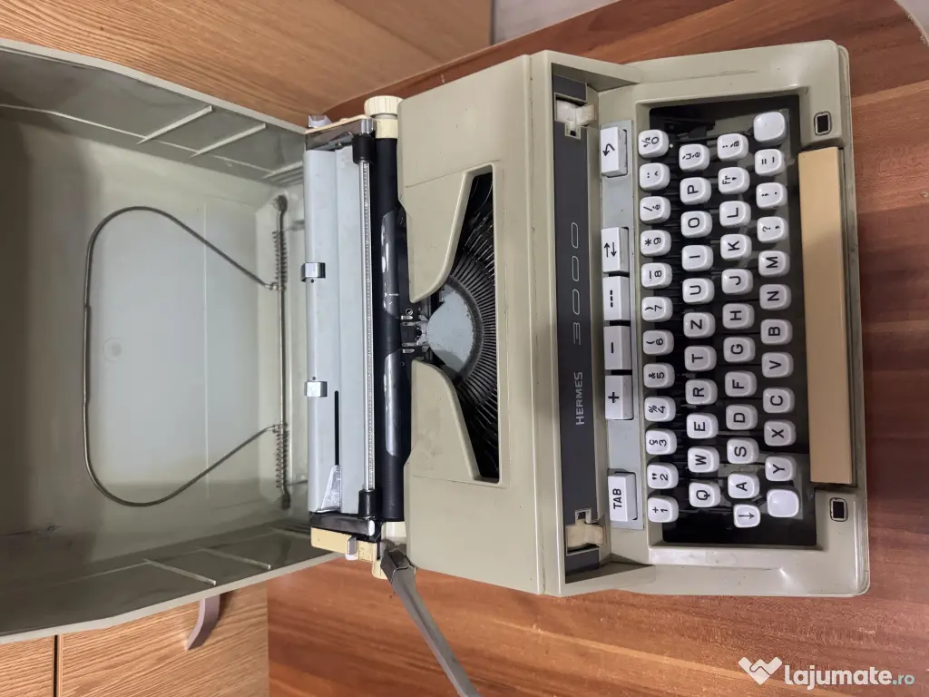 Masina de scris hermess 3000 