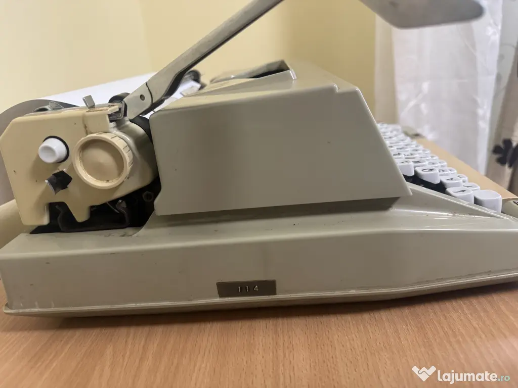 Masina de scris hermess 3000
