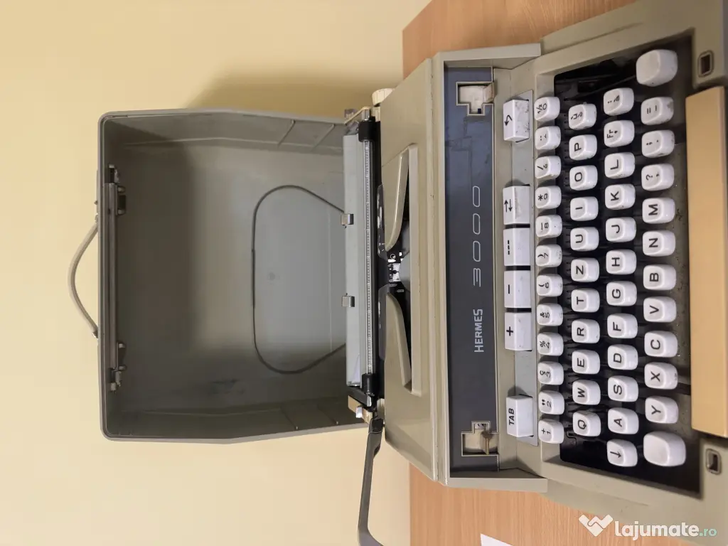 Masina de scris hermess 3000