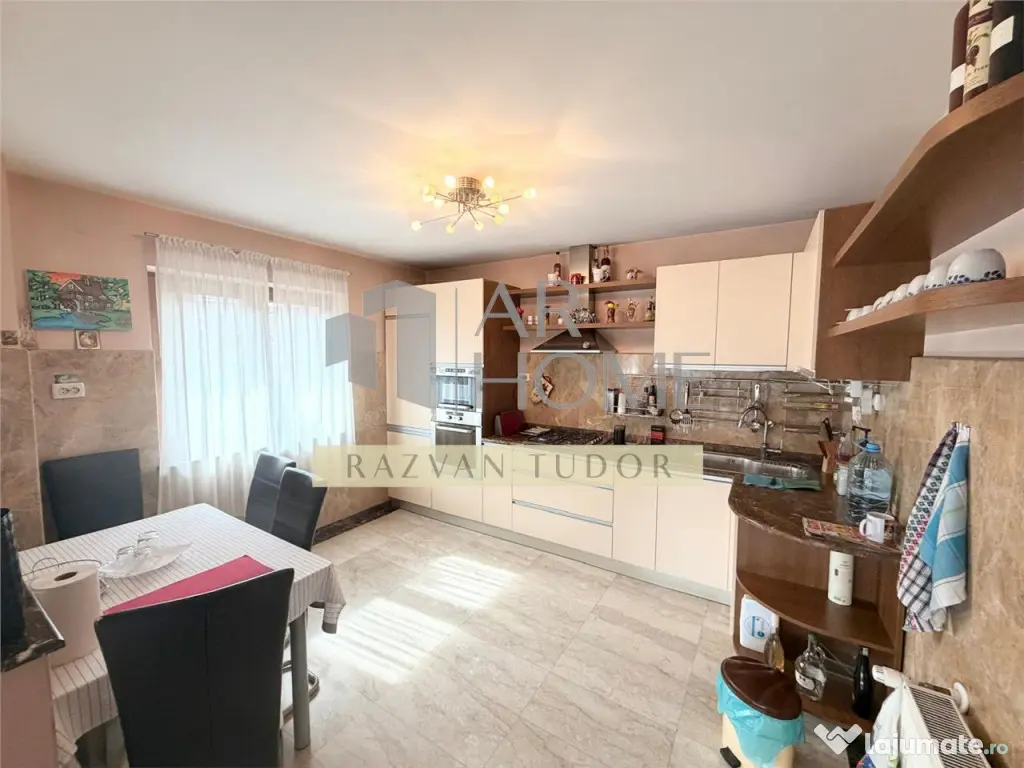 Casa 5 camere mansarda , cu garaj , beci , Ploiesti , cent 