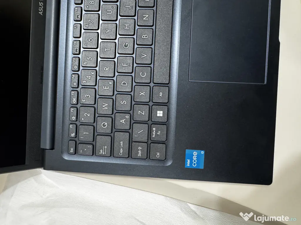 Laptop Asus vivobook foarte puțin utilizat