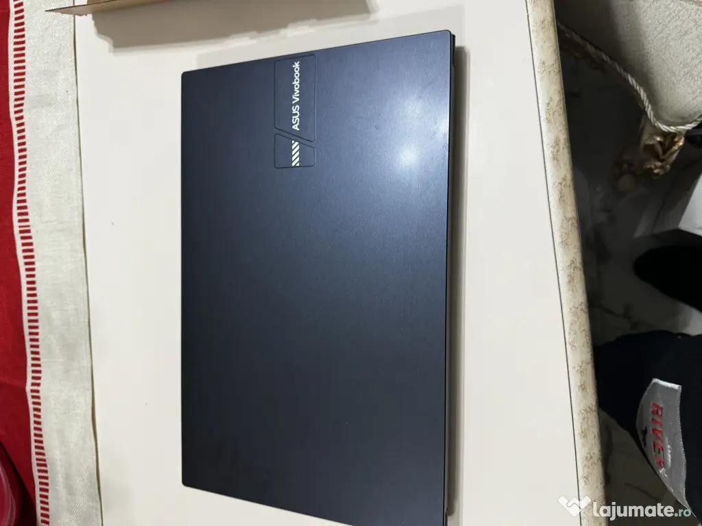 Laptop Asus vivobook foarte puțin utilizat