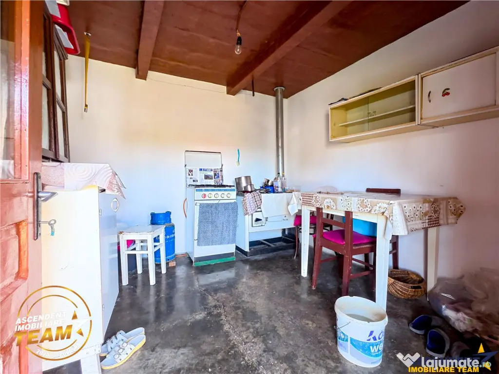 Casa traditionala din lemn, cu sura din piatra, Arcus, Covas