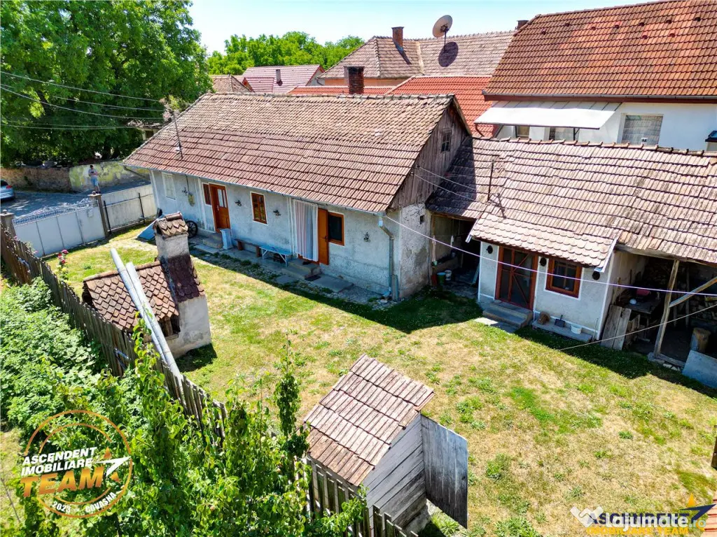 Casa traditionala din lemn, cu sura din piatra, Arcus, Covas