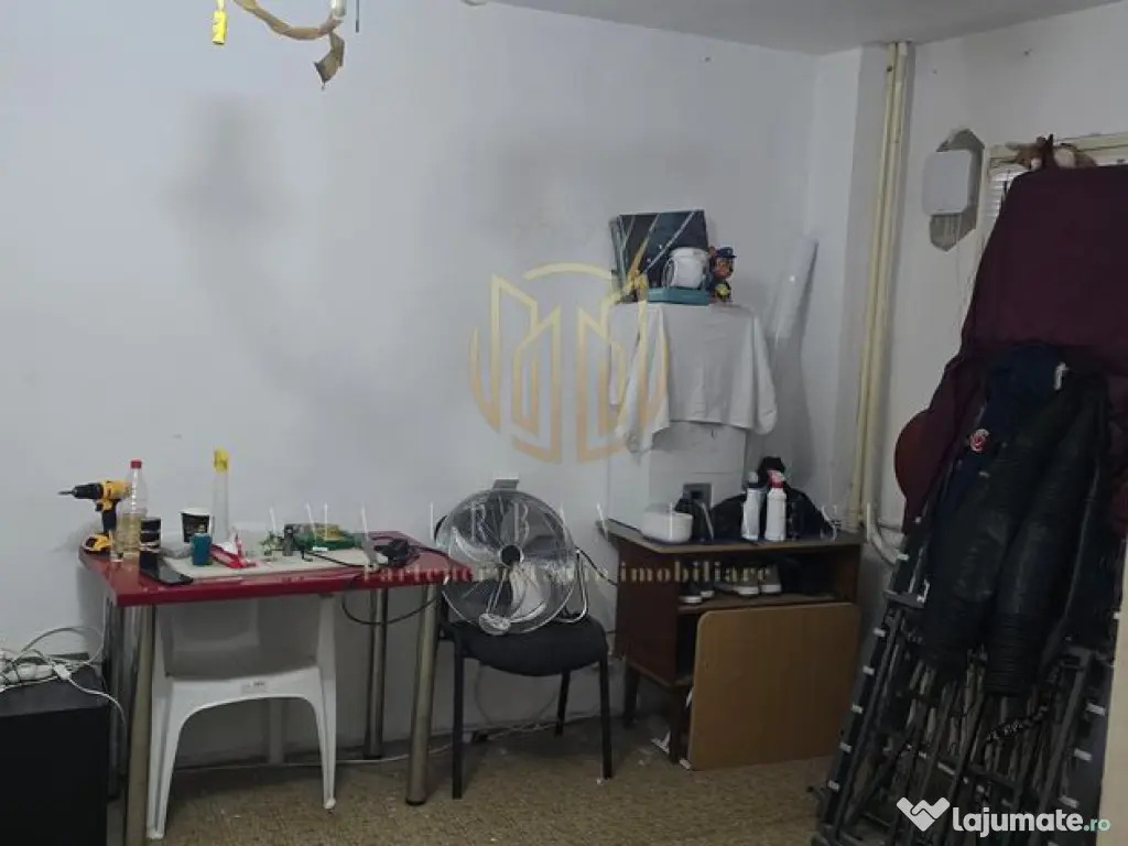 2 camere zona Titan circa 13 de politie 