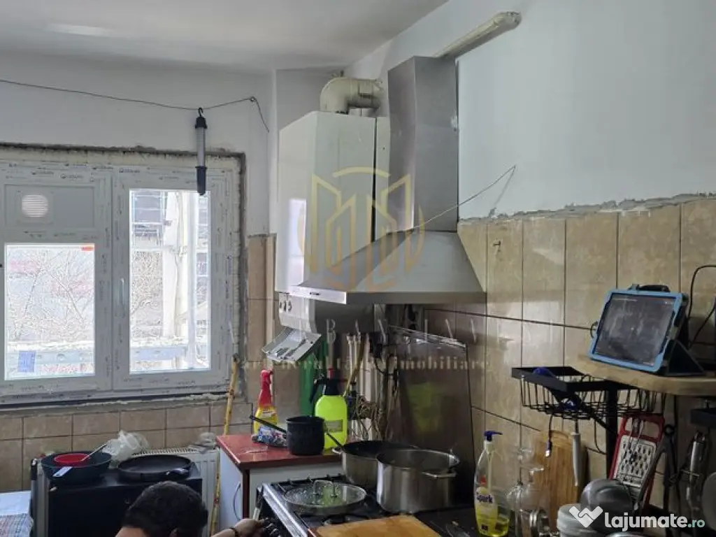 2 camere zona Titan circa 13 de politie 