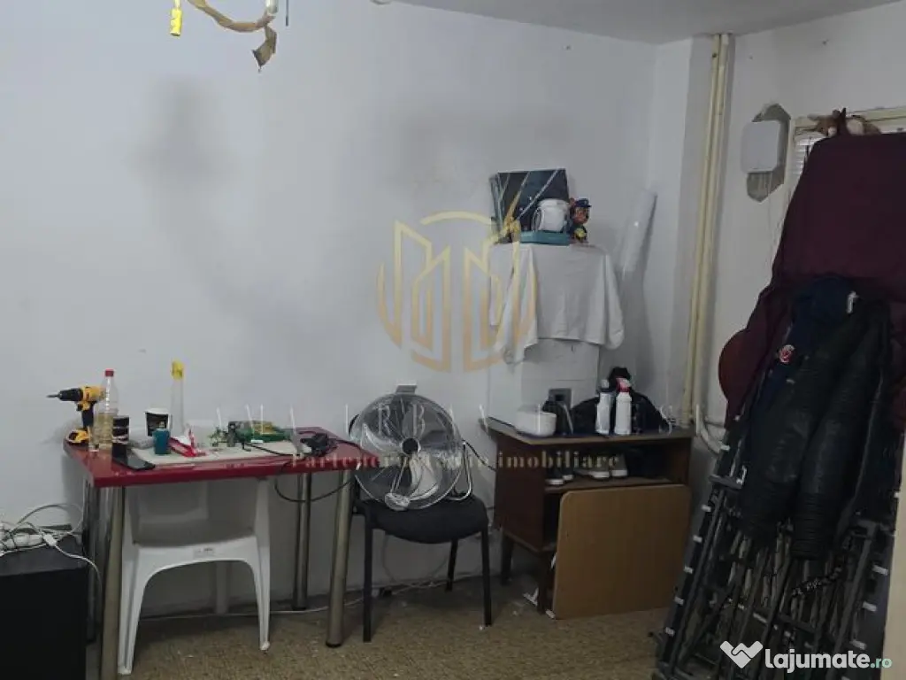 2 camere zona Titan circa 13 de politie 