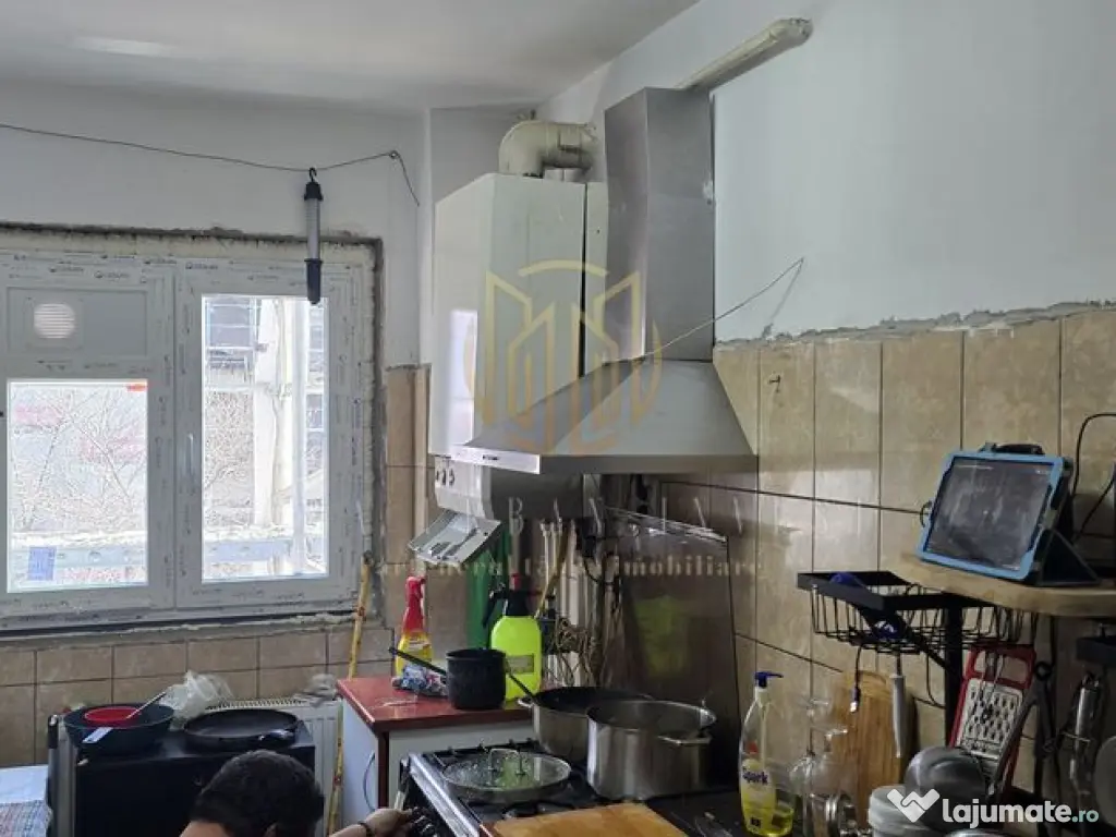 2 camere zona Titan circa 13 de politie 