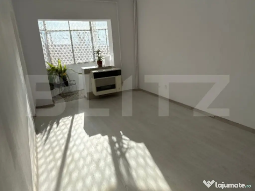 Garsonieră luminoasă cu vedere panoramică spre munte, Bar