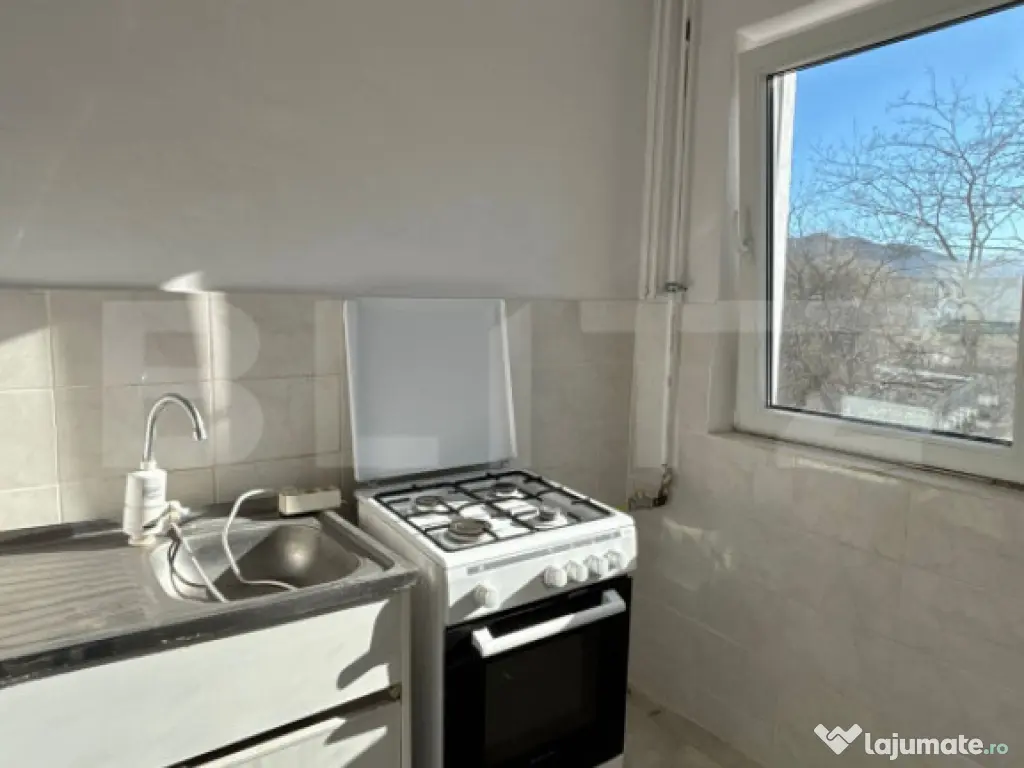 Garsonieră luminoasă cu vedere panoramică spre munte, Bar