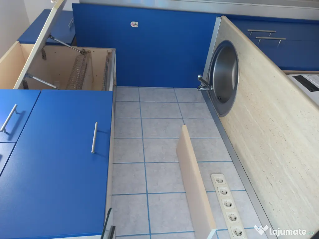 De inchiriat apartament 3 camere cu loc de parcare inclus 