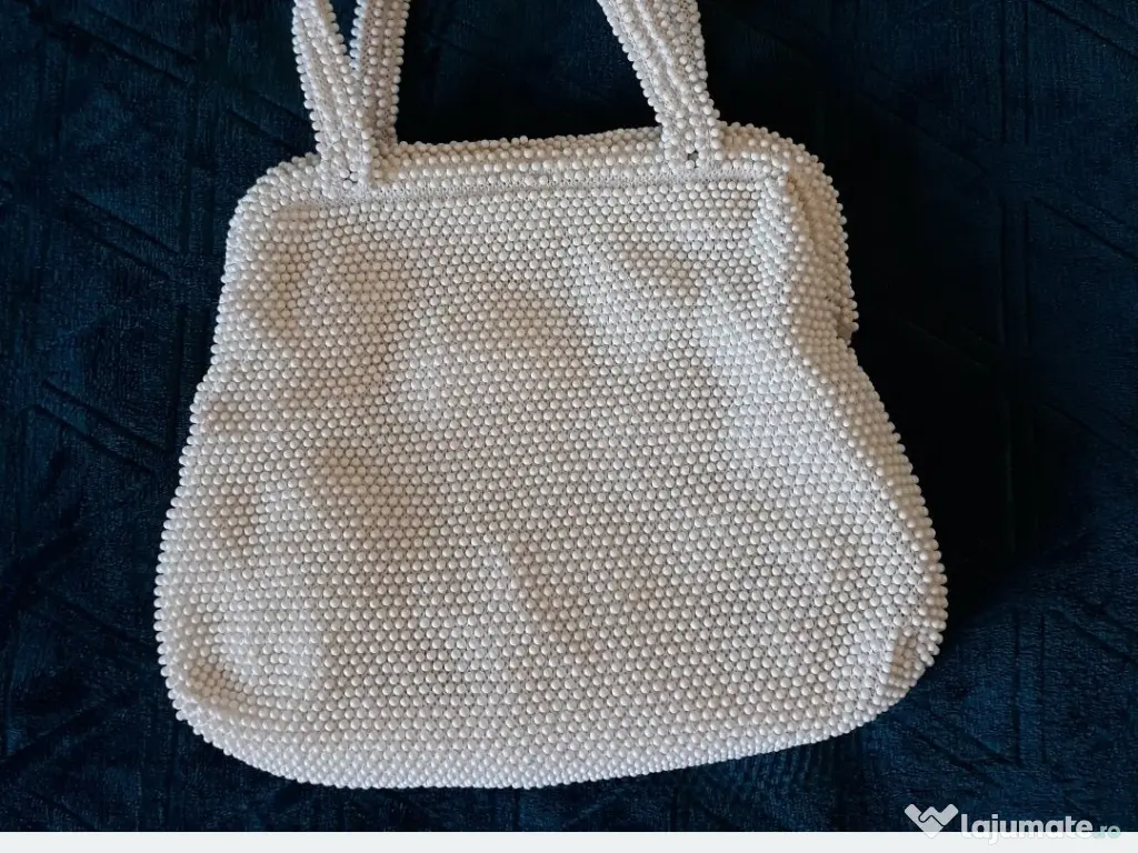 Geanta cu margele aplicate pe intreaga supafata 