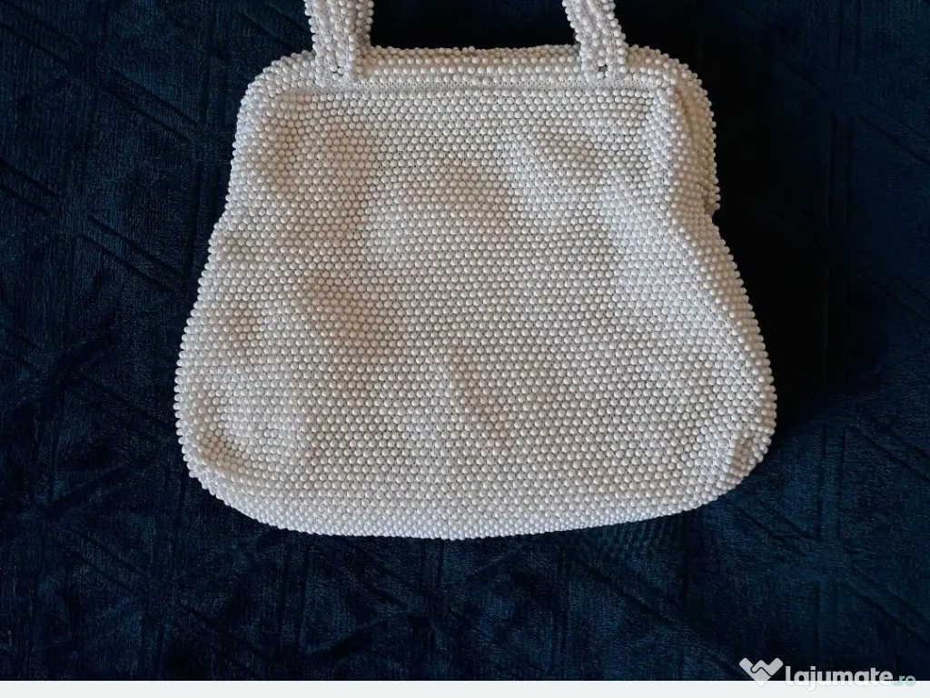 Geanta cu margele aplicate pe intreaga supafata 