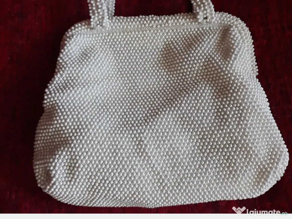 Geanta cu margele aplicate pe intreaga supafata 
