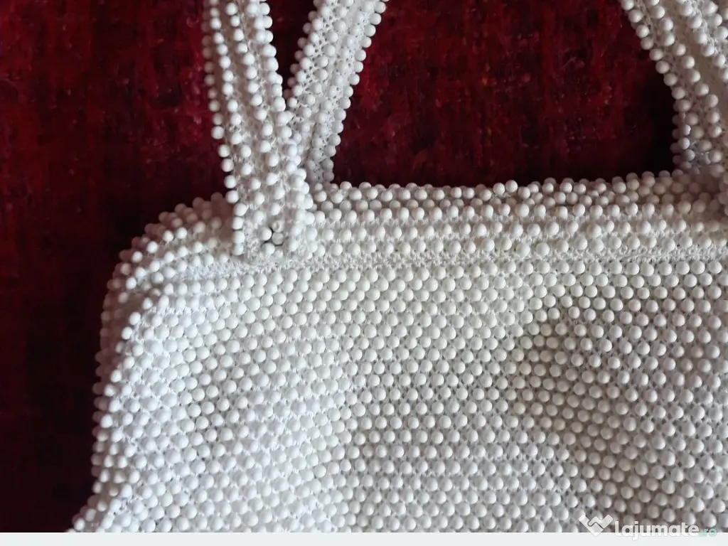 Geanta cu margele aplicate pe intreaga supafata 