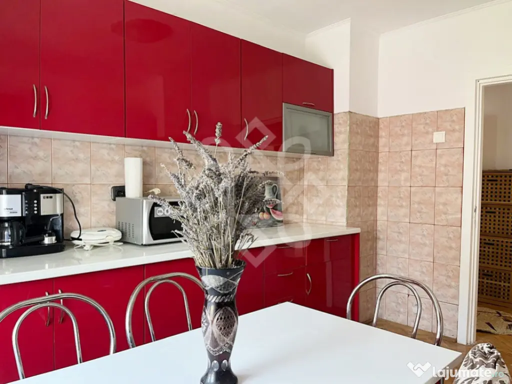 Apartament cu 3 camere de inchiriat pe bld. Stefan cel Mare 