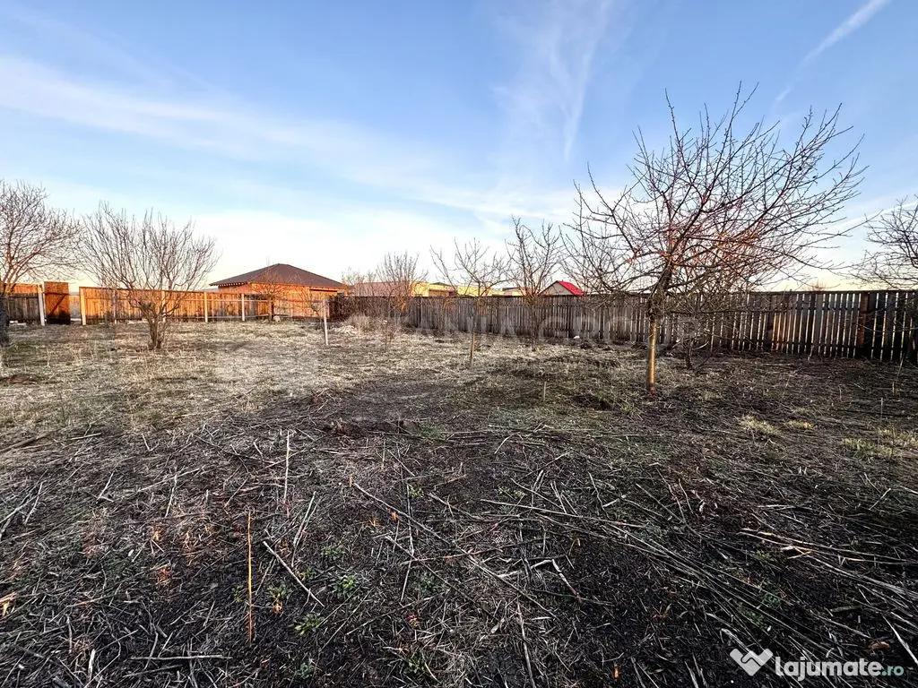 Teren 500 mp, împrejmuit, curent și internet pe teren, ...