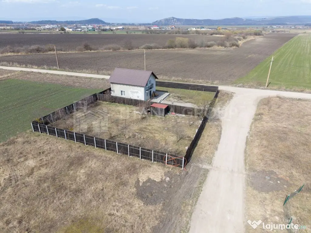 Teren 500 mp, împrejmuit, curent și internet pe teren, ... 