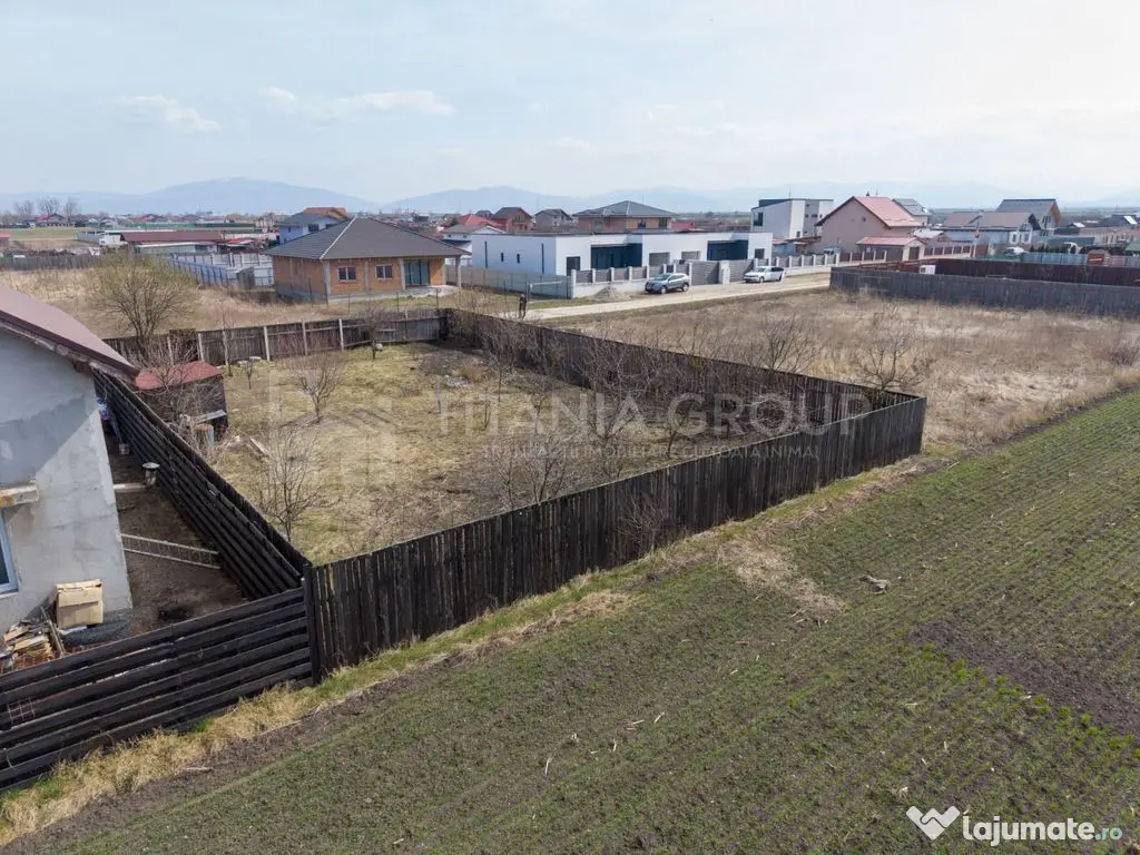 Teren 500 mp, împrejmuit, curent și internet pe teren, ... 