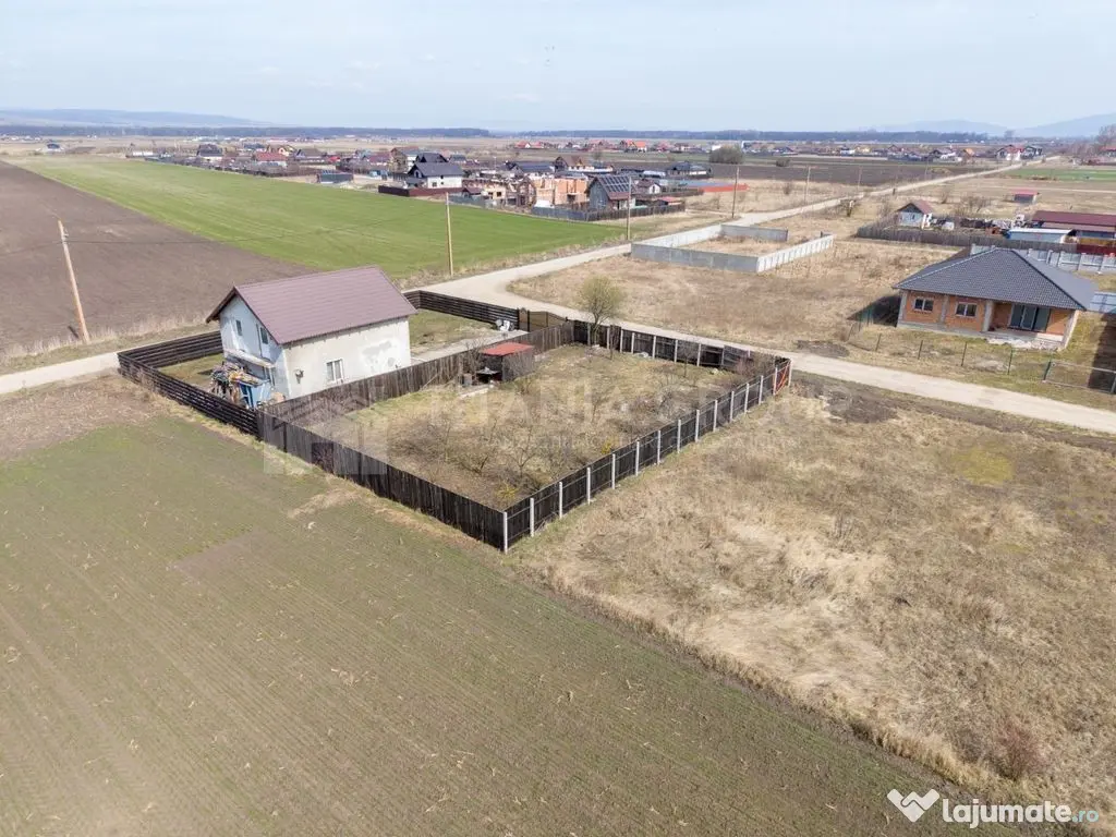 Teren 500 mp, împrejmuit, curent și internet pe teren, ... 