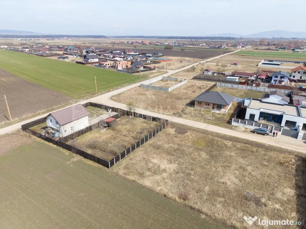 Teren 500 mp, împrejmuit, curent și internet pe teren, ... 