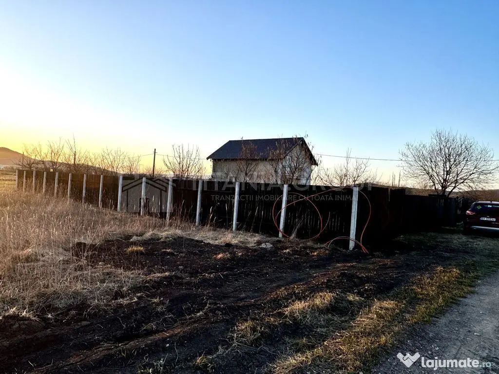 Teren 500 mp, împrejmuit, curent și internet pe teren, ... 