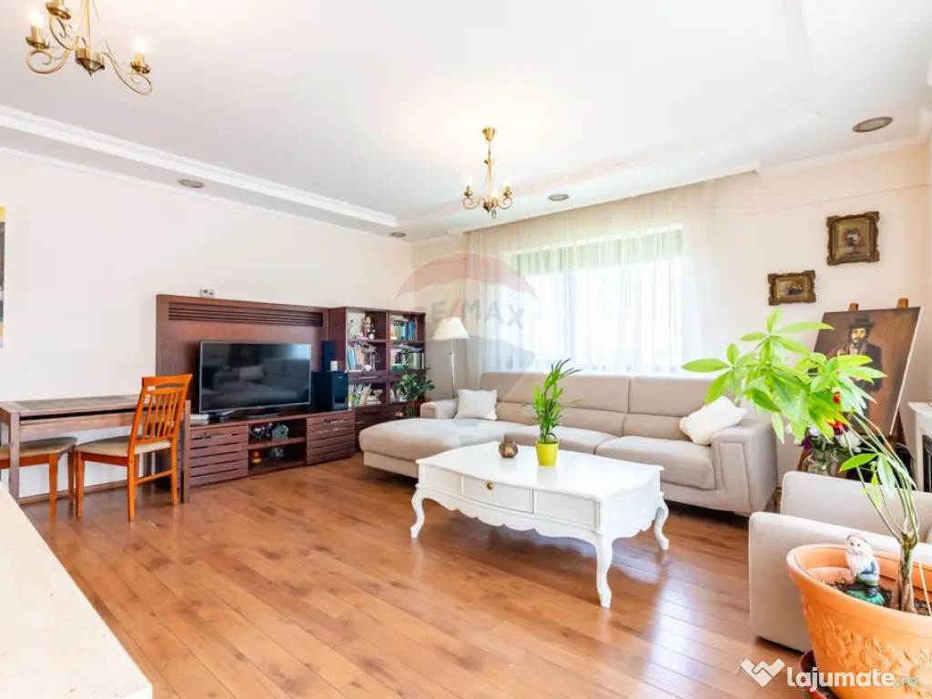 Apartament cu 3 camere de vanzare, langa padure, piscina,... 