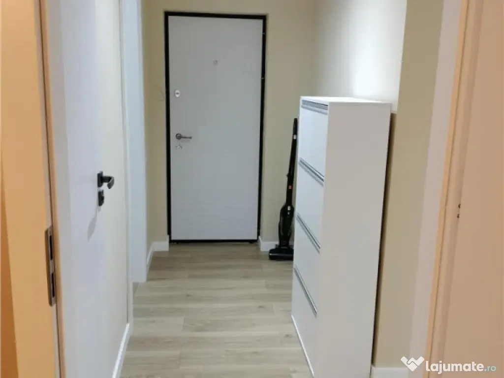 Apartament 3 camere renovat modern cu loc de parcare inclus 