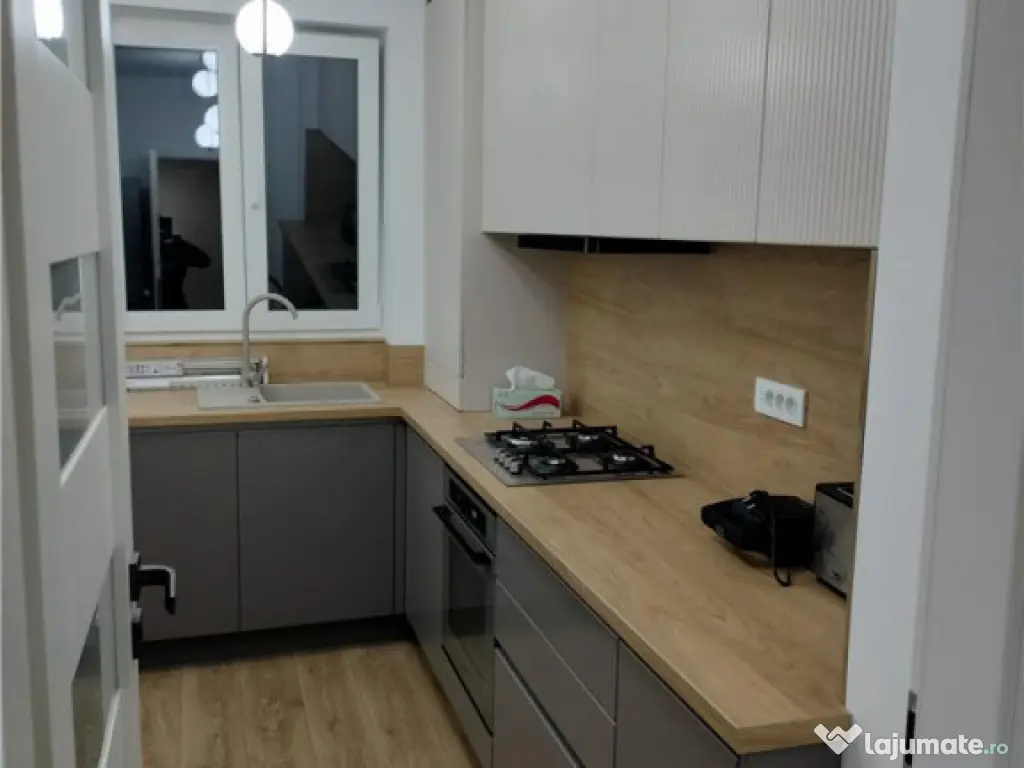 Apartament 3 camere renovat modern cu loc de parcare inclus 