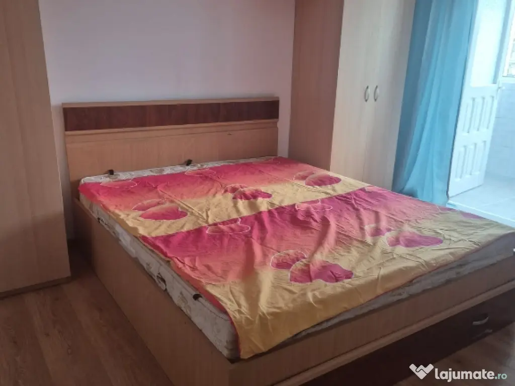 închiriez apartament 3 camere 