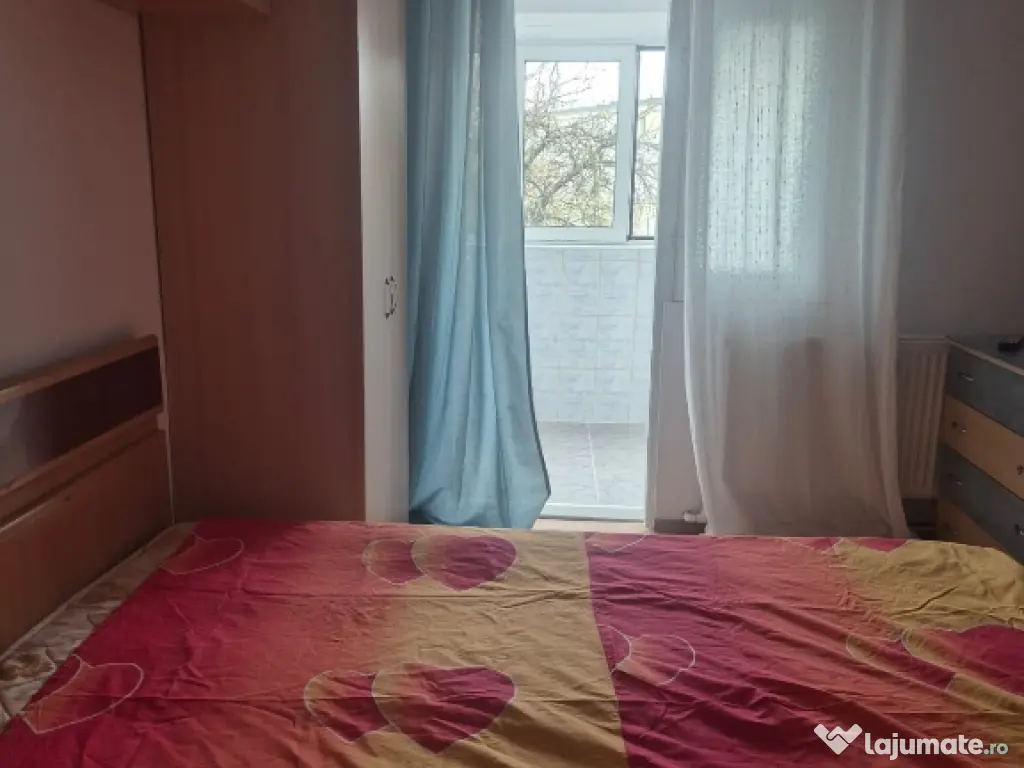 închiriez apartament 3 camere 