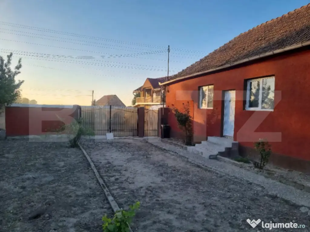 Casă cu 2 camere, renovată, teren generos – liniște la 