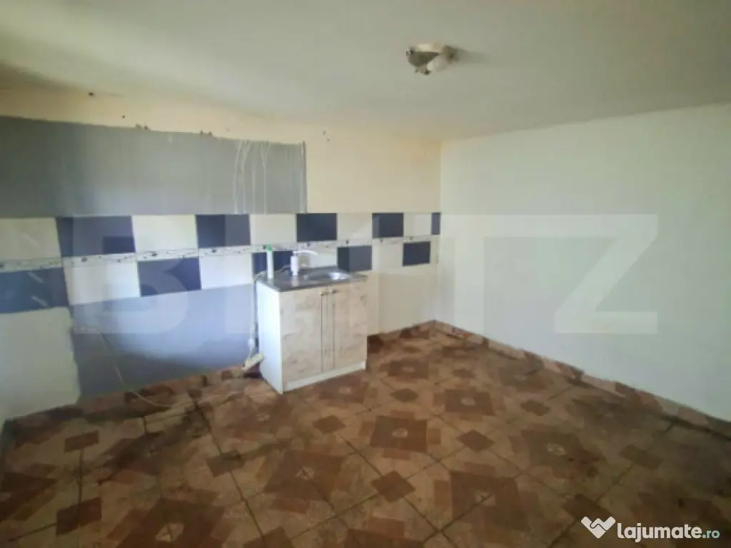 Casă cu 2 camere, renovată, teren generos – liniște la 