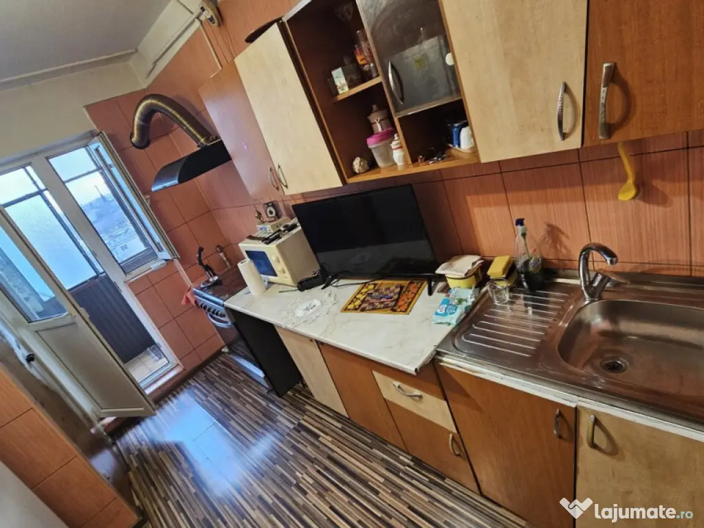 Blv BUCURESTI - 2 camere decomandat ,8/8 , liber -68500 euro 