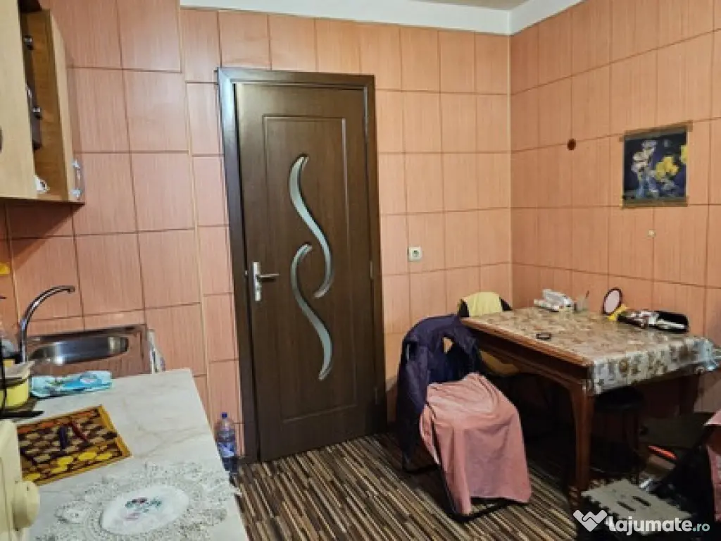 Blv BUCURESTI - 2 camere decomandat ,8/8 , liber -68500 euro 