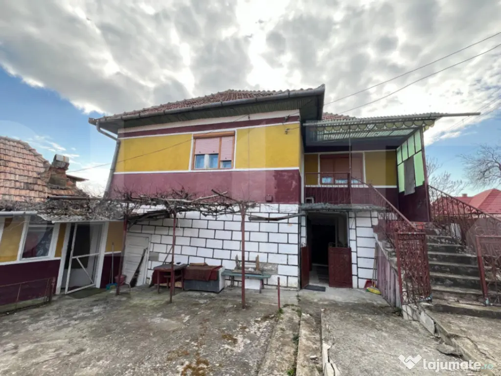 Casa renovabila de vanzare cu teren de 2100 mp
