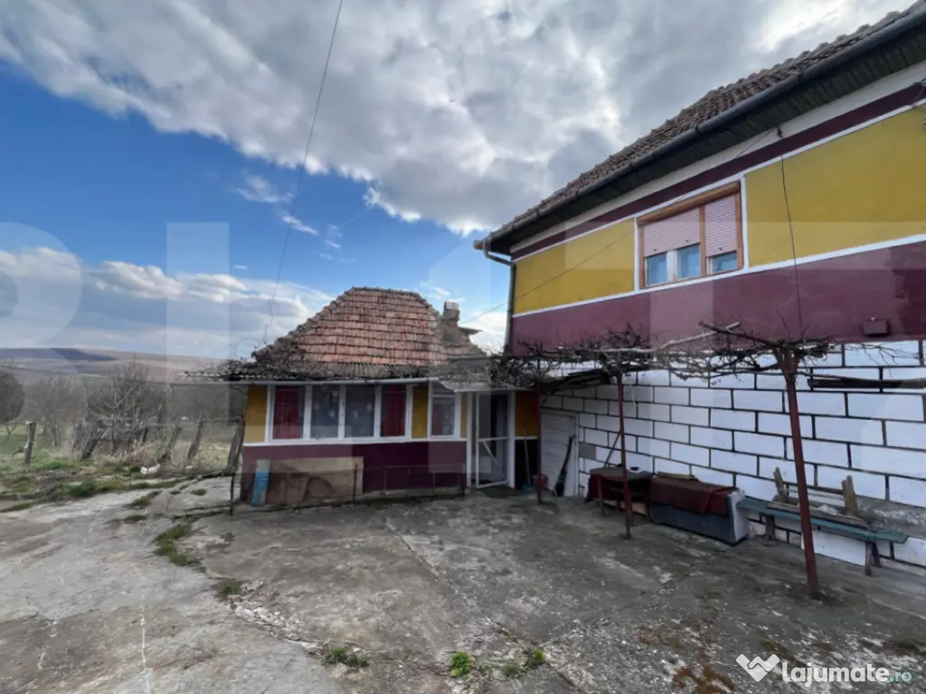 Casa renovabila de vanzare cu teren de 2100 mp