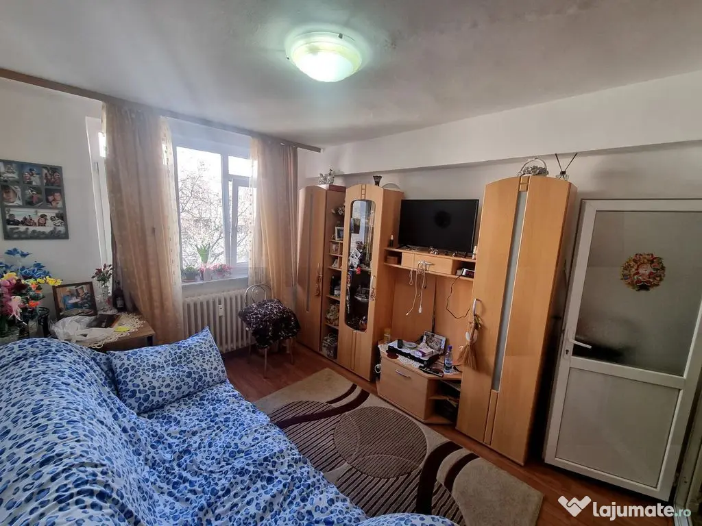 Piata CET - garsoniera transformata in 2 camere 