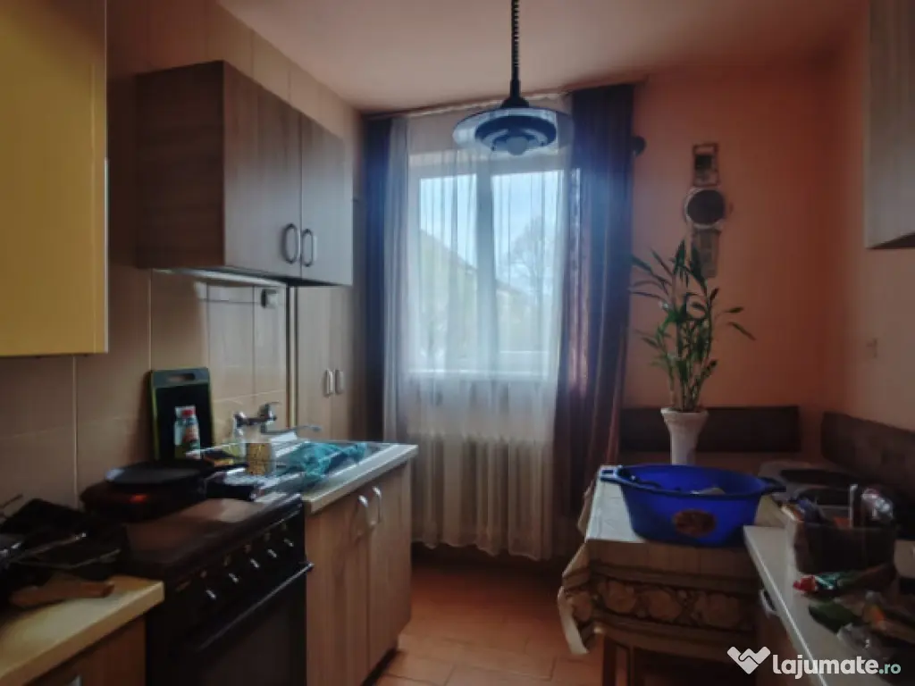 Apartament 4 camere decomandat, etaj 2, zonă excelentă – 
