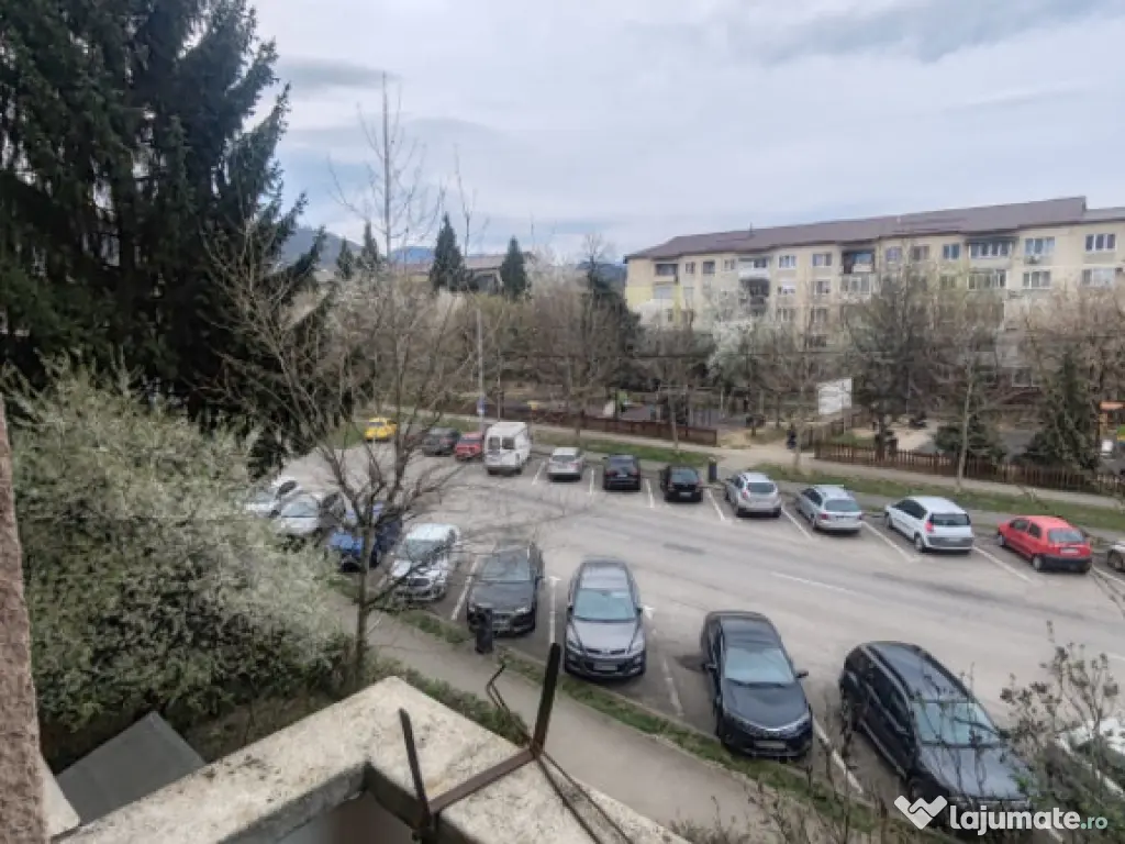 Apartament 4 camere decomandat, etaj 2, zonă excelentă – 