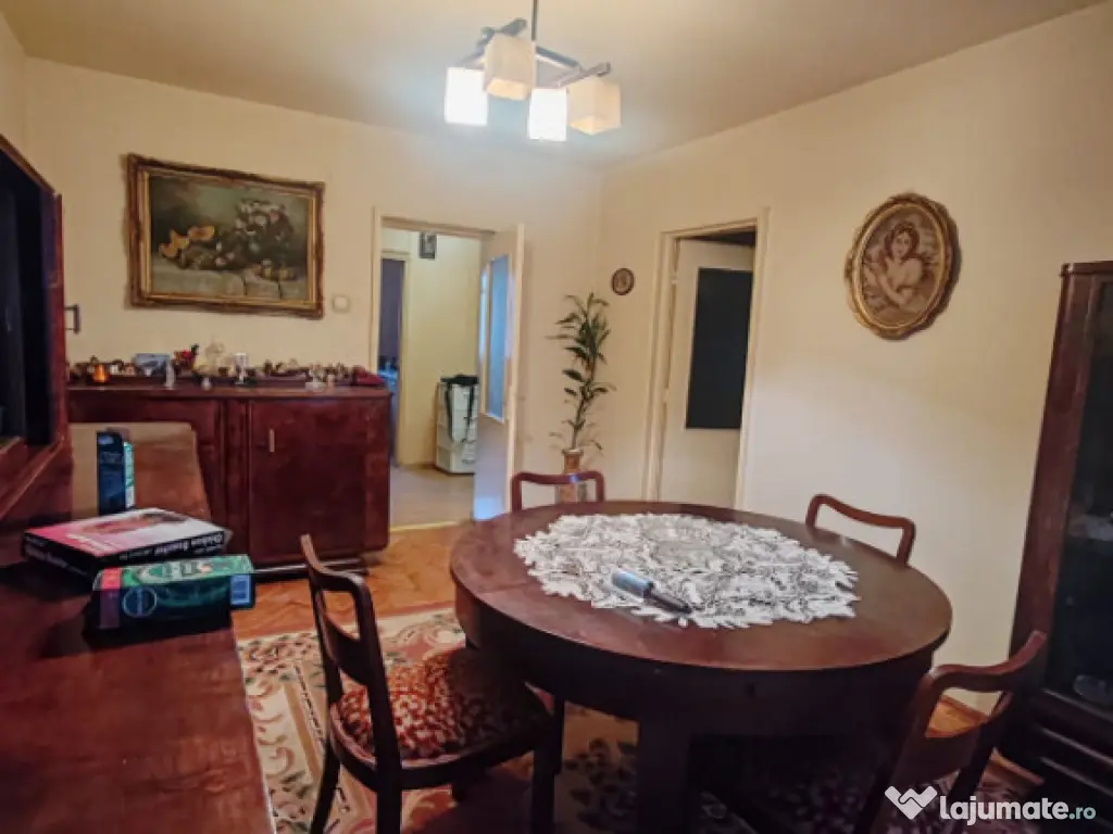 Apartament 4 camere decomandat, etaj 2, zonă excelentă – 