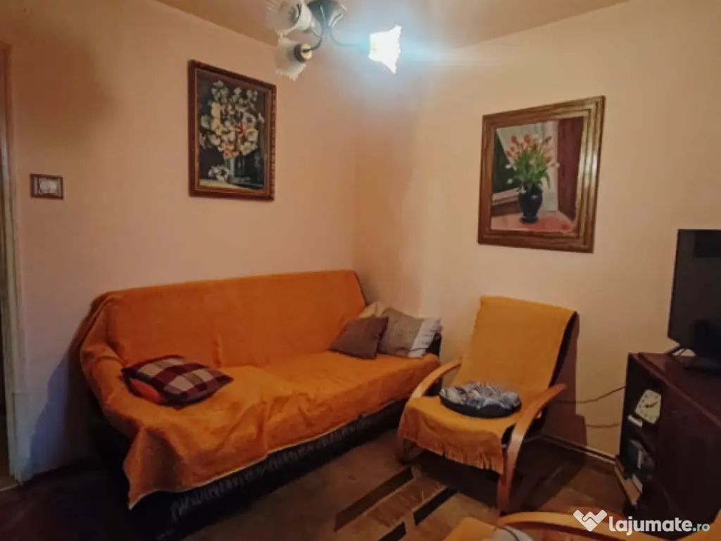 Apartament 4 camere decomandat, etaj 2, zonă excelentă – 
