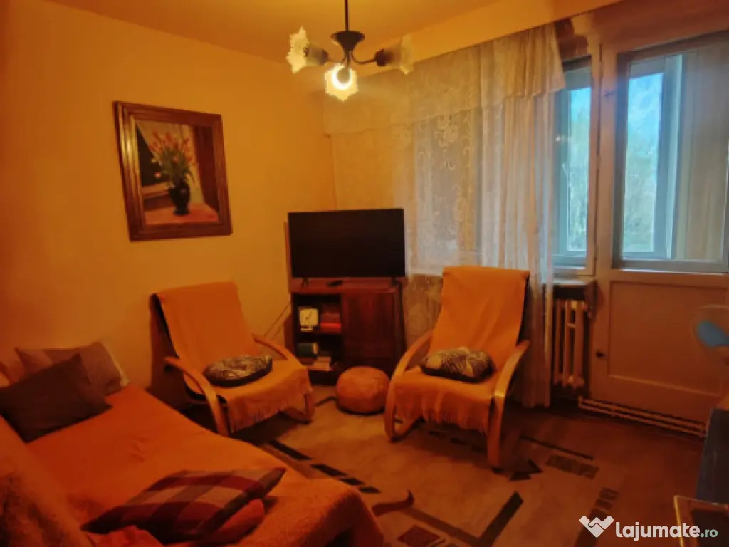Apartament 4 camere decomandat, etaj 2, zonă excelentă – 