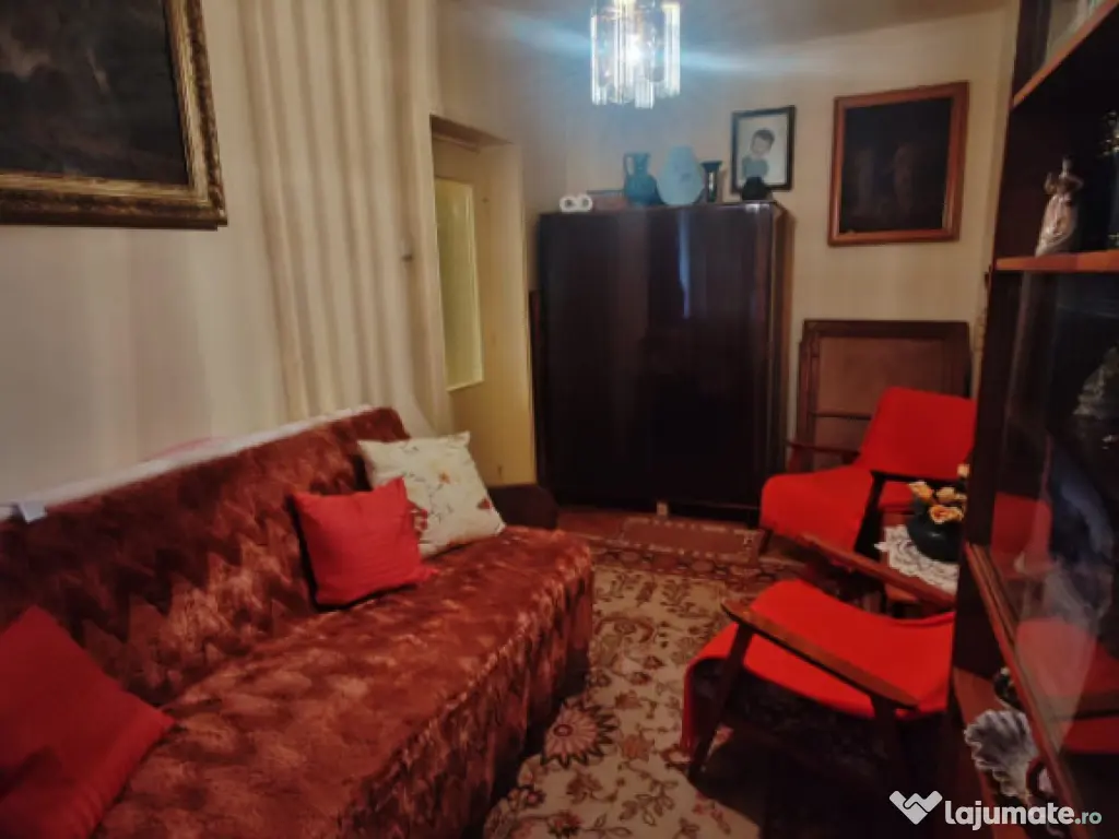 Apartament 4 camere decomandat, etaj 2, zonă excelentă – 