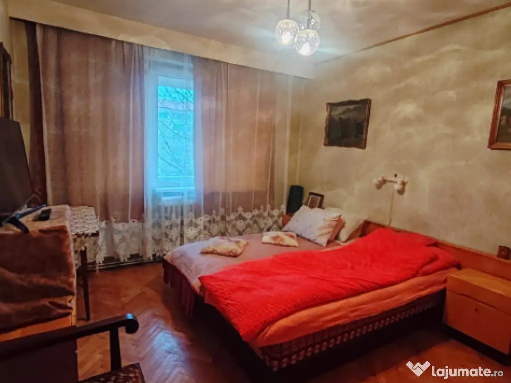 Apartament 4 camere decomandat, etaj 2, zonă excelentă – 