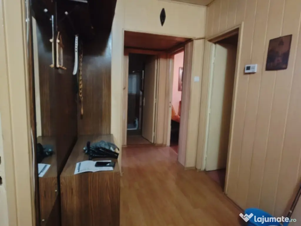 Apartament 4 camere decomandat, etaj 2, zonă excelentă – 